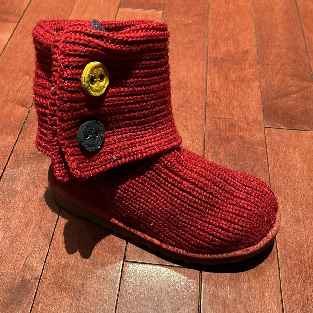 Classic Cardy Knit Boot  Red/Multicolor buttons Size 5 US preowned great value